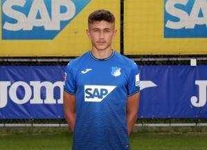 霍村中场比绍夫:我看到过拜仁邀约的报道,但我目前只专注于球场