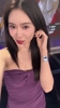 湖人输了美娜勉强的笑，可惜了这一身紫色韵味