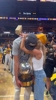 步行者获得 NBA 总决赛门票后，哈利伯顿拥抱了他的女友杰德