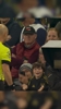 传神！裁判看VAR时，这位富勒姆小球迷的表情火出圈😂