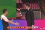 贾磊：杨鸣冲记录台投诉 &ldquo;吹这么偏？这球在篮板后面也救一命&rdquo;
